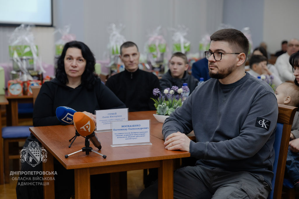 В Кривом Роге родителям-воспитателям 10 детских домов семейного типа вручили ключи от нового жилья В Кривом Роге родителям-воспитателям 10 детских домов семейного типа вручили ключи от нового жилья