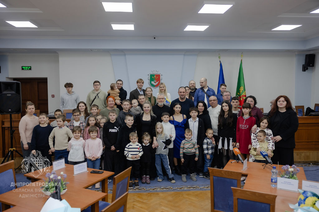 В Кривом Роге родителям-воспитателям 10 детских домов семейного типа вручили ключи от нового жилья В Кривом Роге родителям-воспитателям 10 детских домов семейного типа вручили ключи от нового жилья