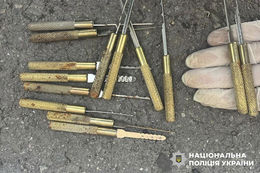 Похитили табачные изделия на сумму почти 400 тысяч гривен: в Кривом Роге полиция задержала группу лиц за серию имущественных преступлений Похитили табачные изделия на сумму почти 400 тысяч гривен: в Кривом Роге полиция задержала группу лиц за серию имущественных преступлений