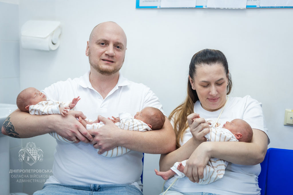 Семьи из Днепропетровщины, у которых родилась тройня, могут получить 100 тыс. грн. от области Семьи из Днепропетровщины, у которых родилась тройня, могут получить 100 тыс. грн. от области