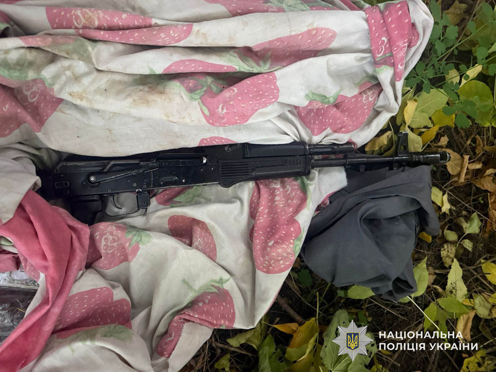 В Днепре полицейские задержали двух мужчин, причастных к незаконной продаже оружия В Днепре полицейские задержали двух мужчин, причастных к незаконной продаже оружия