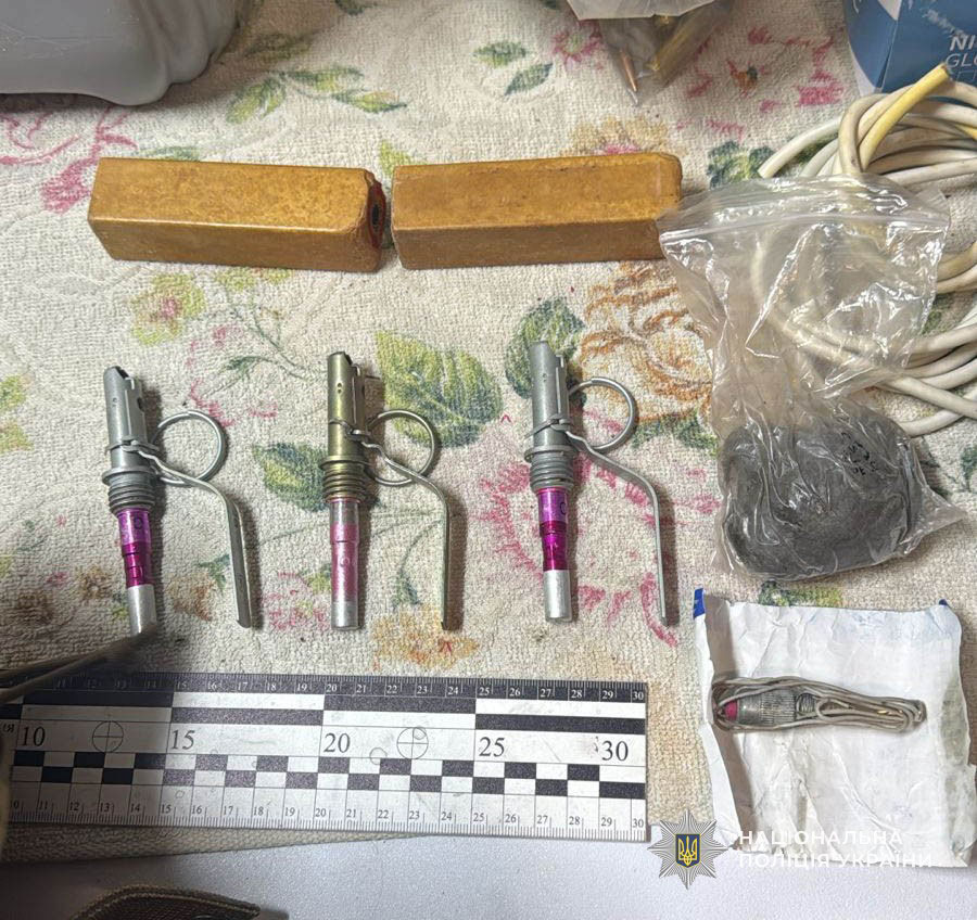 В Днепре полицейские задержали двух мужчин, причастных к незаконной продаже оружия В Днепре полицейские задержали двух мужчин, причастных к незаконной продаже оружия