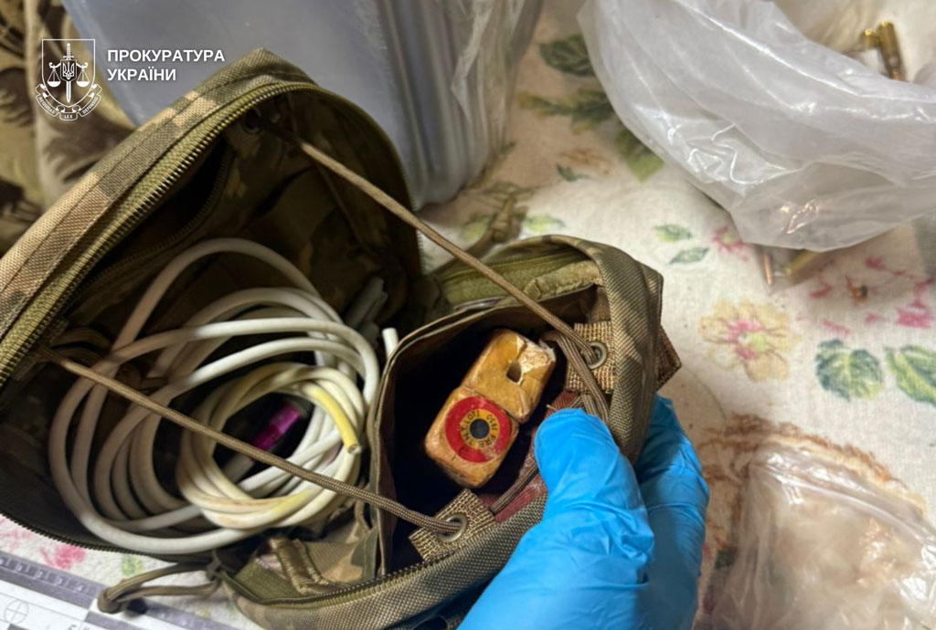 В Днепре полицейские задержали двух мужчин, причастных к незаконной продаже оружия В Днепре полицейские задержали двух мужчин, причастных к незаконной продаже оружия
