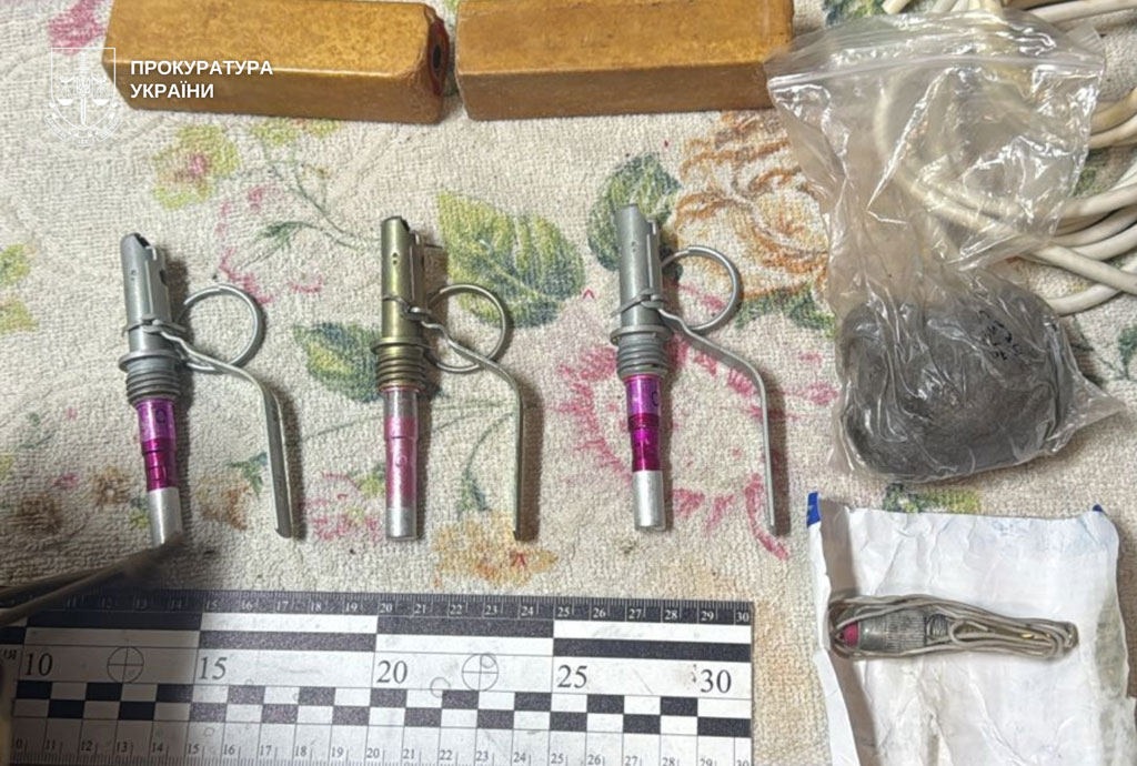 В Днепре полицейские задержали двух мужчин, причастных к незаконной продаже оружия В Днепре полицейские задержали двух мужчин, причастных к незаконной продаже оружия