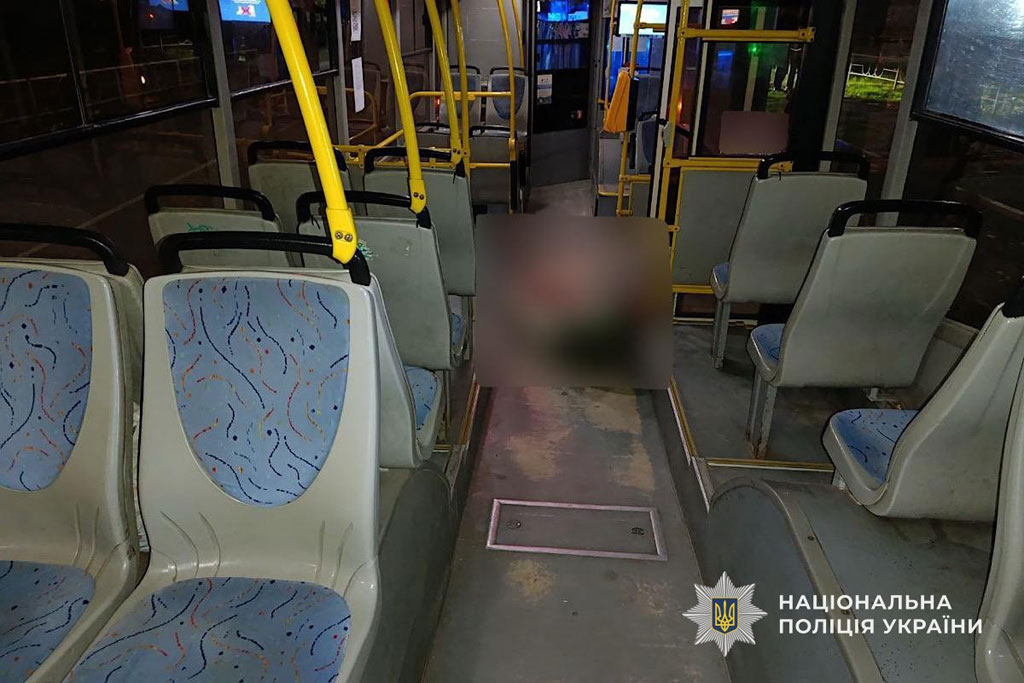 В Кривом Роге задержали подозреваемого в убийстве мужчины в общественном транспорте В Кривом Роге задержали подозреваемого в убийстве мужчины в общественном транспорте