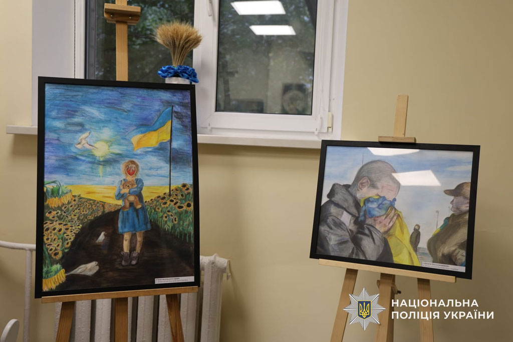 Война в деталях: глазами следователя – в Днепре состоялась выставка картин полицейских Война в деталях: глазами следователя – в Днепре состоялась выставка картин полицейских
