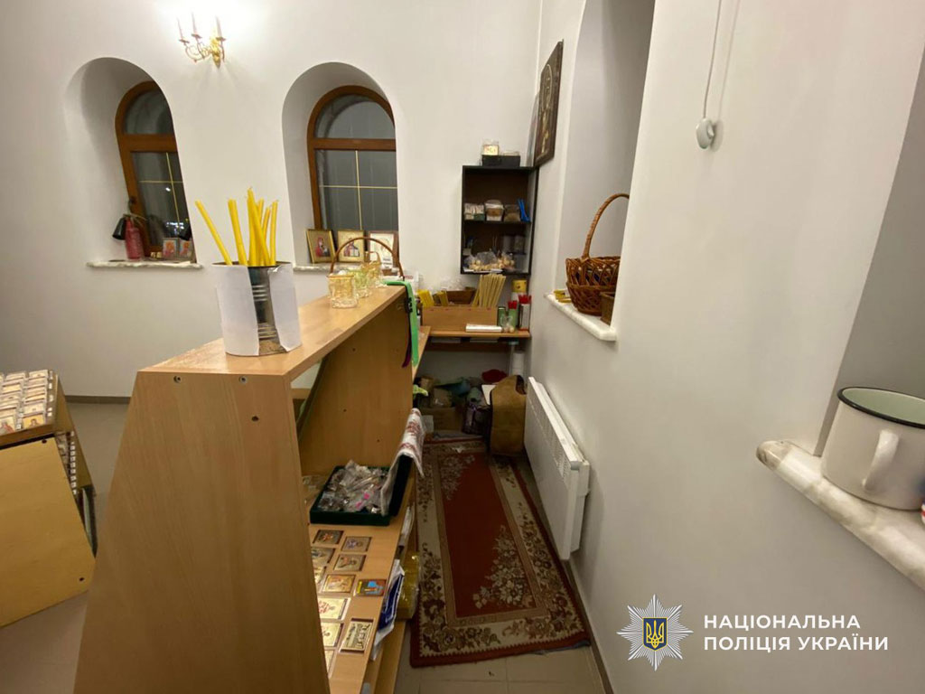 На Днепропетровщине задержали мужчину, который украл ящик для сбора пожертвований из храма На Днепропетровщине задержали мужчину, который украл ящик для сбора пожертвований из храма
