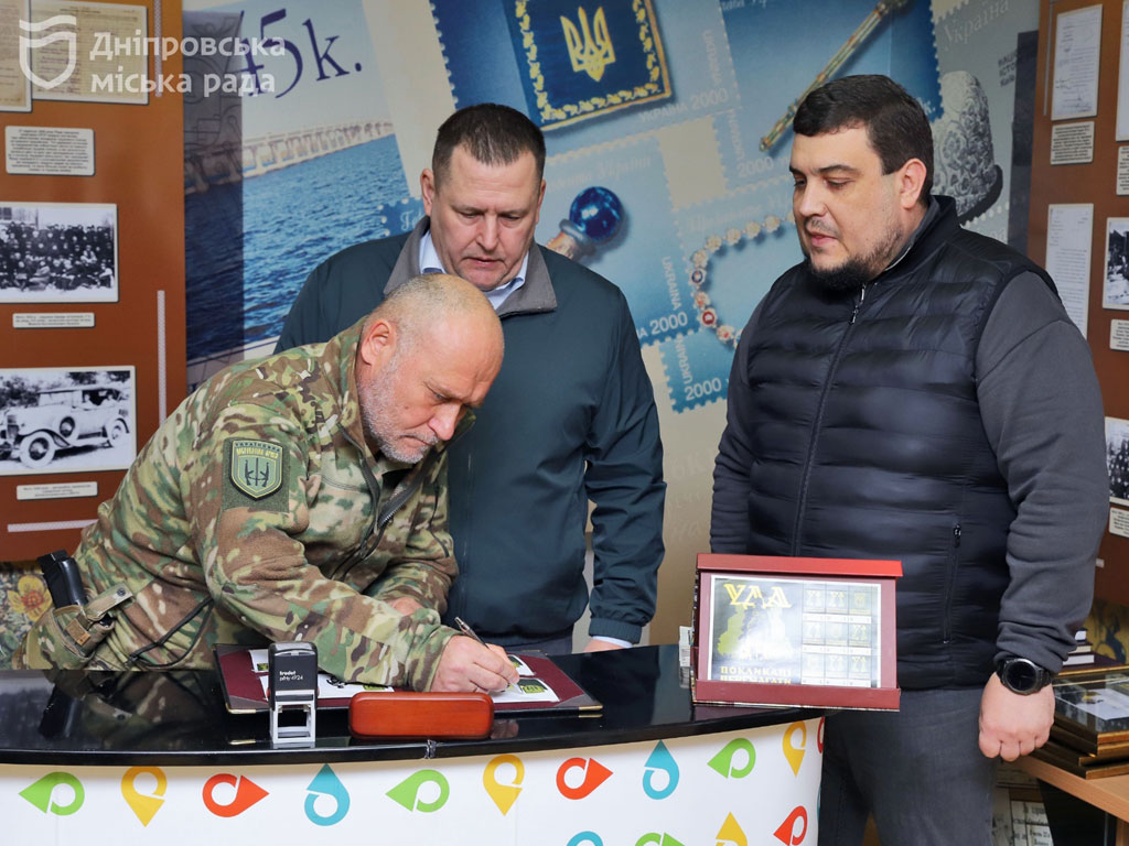 Дмитрий Ярош и Борис Филатов в Днепре провели спецпогашение почтовой марки, посвященной Украинской добровольческой армии Дмитрий Ярош и Борис Филатов в Днепре провели спецпогашение почтовой марки, посвященной Украинской добровольческой армии