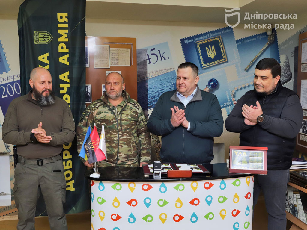 Дмитрий Ярош и Борис Филатов в Днепре провели спецпогашение почтовой марки, посвященной Украинской добровольческой армии Дмитрий Ярош и Борис Филатов в Днепре провели спецпогашение почтовой марки, посвященной Украинской добровольческой армии