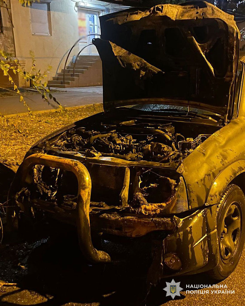 В Днепре задержали двоих несовершеннолетних, которые подожгли автомобиль В Днепре задержали двоих несовершеннолетних, которые подожгли автомобиль