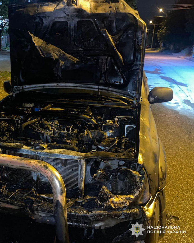 В Днепре задержали двоих несовершеннолетних, которые подожгли автомобиль В Днепре задержали двоих несовершеннолетних, которые подожгли автомобиль