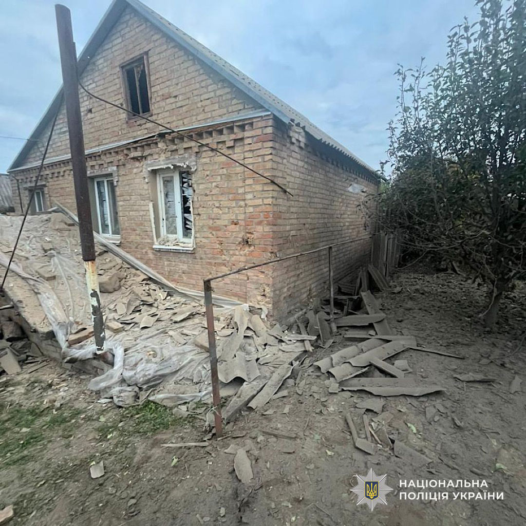 Враг продолжает наносить удары по Днепропетровщине, пострадали три пожилых женщины: полицейские работают на местах военных преступлений Враг продолжает наносить удары по Днепропетровщине, пострадали три пожилых женщины: полицейские работают на местах военных преступлений