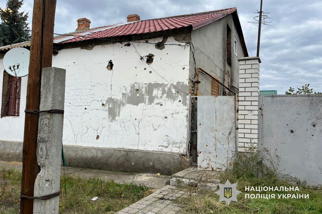 Враг продолжает наносить удары по Днепропетровщине, пострадали три пожилых женщины: полицейские работают на местах военных преступлений Враг продолжает наносить удары по Днепропетровщине, пострадали три пожилых женщины: полицейские работают на местах военных преступлений