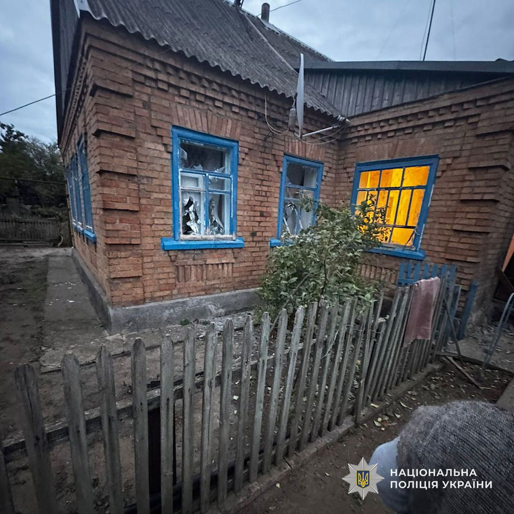 Враг продолжает наносить удары по Днепропетровщине, пострадали три пожилых женщины: полицейские работают на местах военных преступлений Враг продолжает наносить удары по Днепропетровщине, пострадали три пожилых женщины: полицейские работают на местах военных преступлений