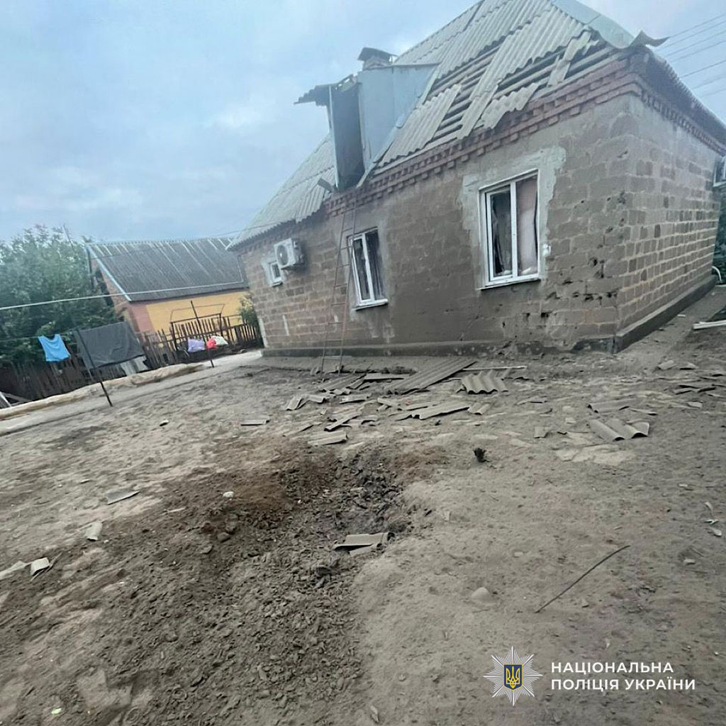 Враг продолжает наносить удары по Днепропетровщине, пострадали три пожилых женщины: полицейские работают на местах военных преступлений Враг продолжает наносить удары по Днепропетровщине, пострадали три пожилых женщины: полицейские работают на местах военных преступлений