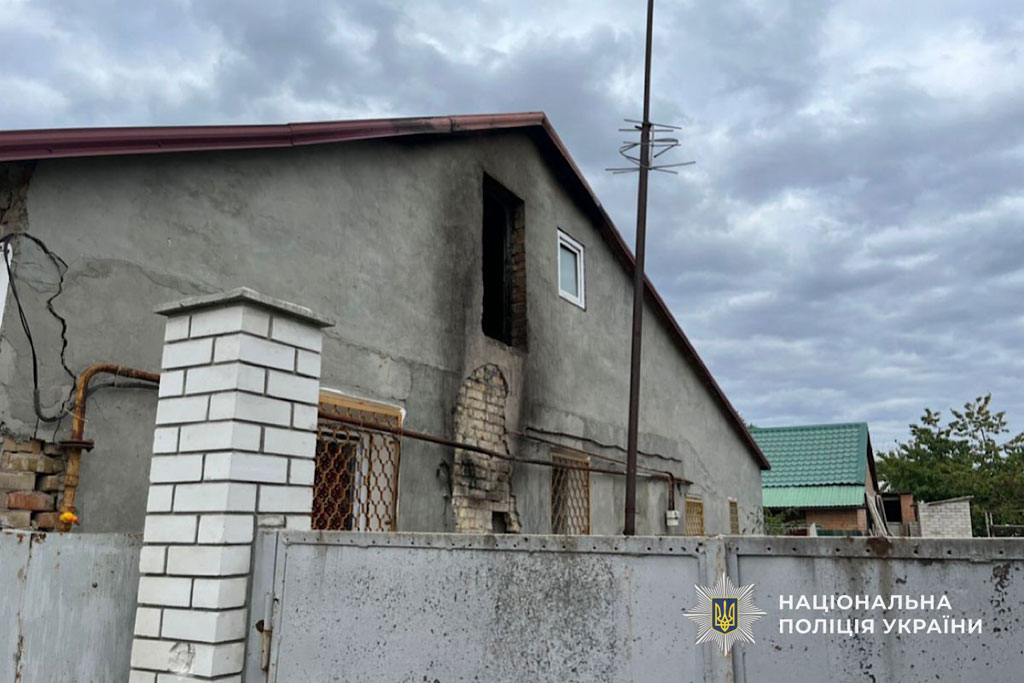 Враг продолжает наносить удары по Днепропетровщине, пострадали три пожилых женщины: полицейские работают на местах военных преступлений Враг продолжает наносить удары по Днепропетровщине, пострадали три пожилых женщины: полицейские работают на местах военных преступлений
