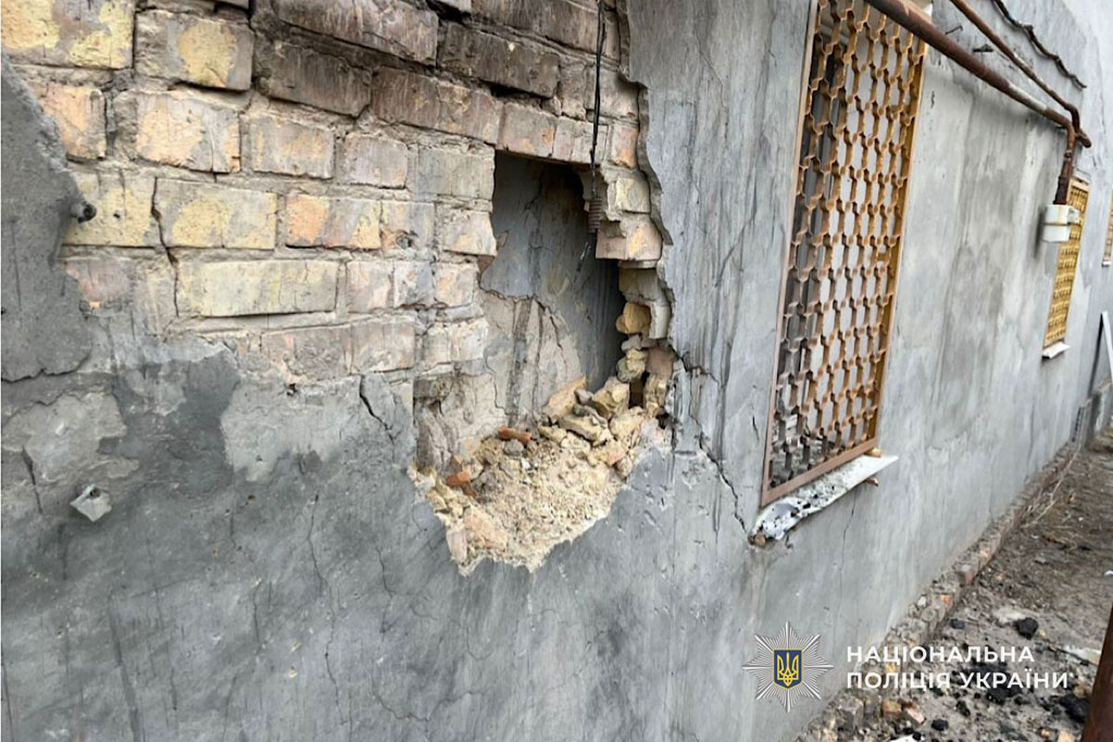 Враг продолжает наносить удары по Днепропетровщине, пострадали три пожилых женщины: полицейские работают на местах военных преступлений Враг продолжает наносить удары по Днепропетровщине, пострадали три пожилых женщины: полицейские работают на местах военных преступлений