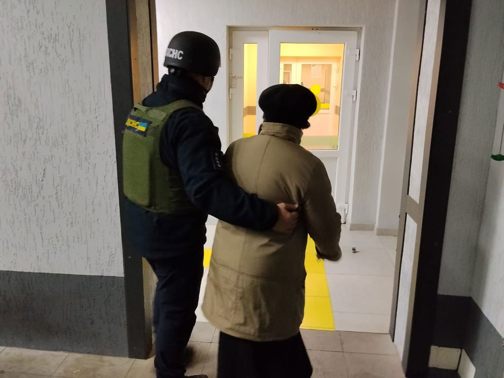 Враг продолжает наносить удары по Днепропетровщине, пострадали три пожилых женщины: полицейские работают на местах военных преступлений Враг продолжает наносить удары по Днепропетровщине, пострадали три пожилых женщины: полицейские работают на местах военных преступлений