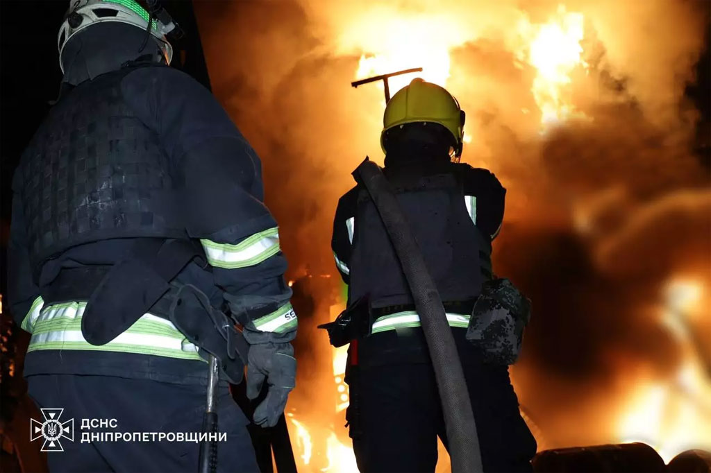 Враг продолжает наносить удары по Днепропетровщине, пострадали три пожилых женщины: полицейские работают на местах военных преступлений Враг продолжает наносить удары по Днепропетровщине, пострадали три пожилых женщины: полицейские работают на местах военных преступлений