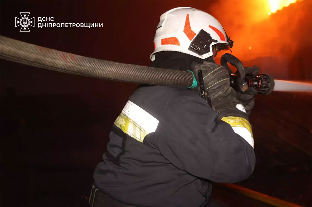 Враг продолжает наносить удары по Днепропетровщине, пострадали три пожилых женщины: полицейские работают на местах военных преступлений Враг продолжает наносить удары по Днепропетровщине, пострадали три пожилых женщины: полицейские работают на местах военных преступлений