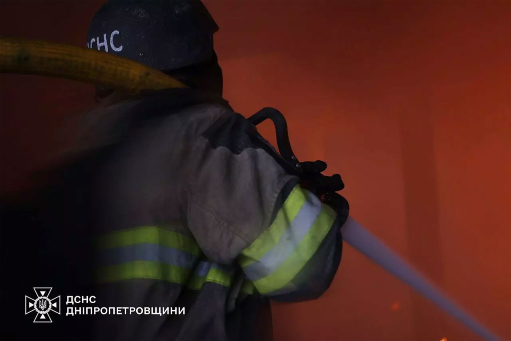 Враг продолжает наносить удары по Днепропетровщине, пострадали три пожилых женщины: полицейские работают на местах военных преступлений Враг продолжает наносить удары по Днепропетровщине, пострадали три пожилых женщины: полицейские работают на местах военных преступлений