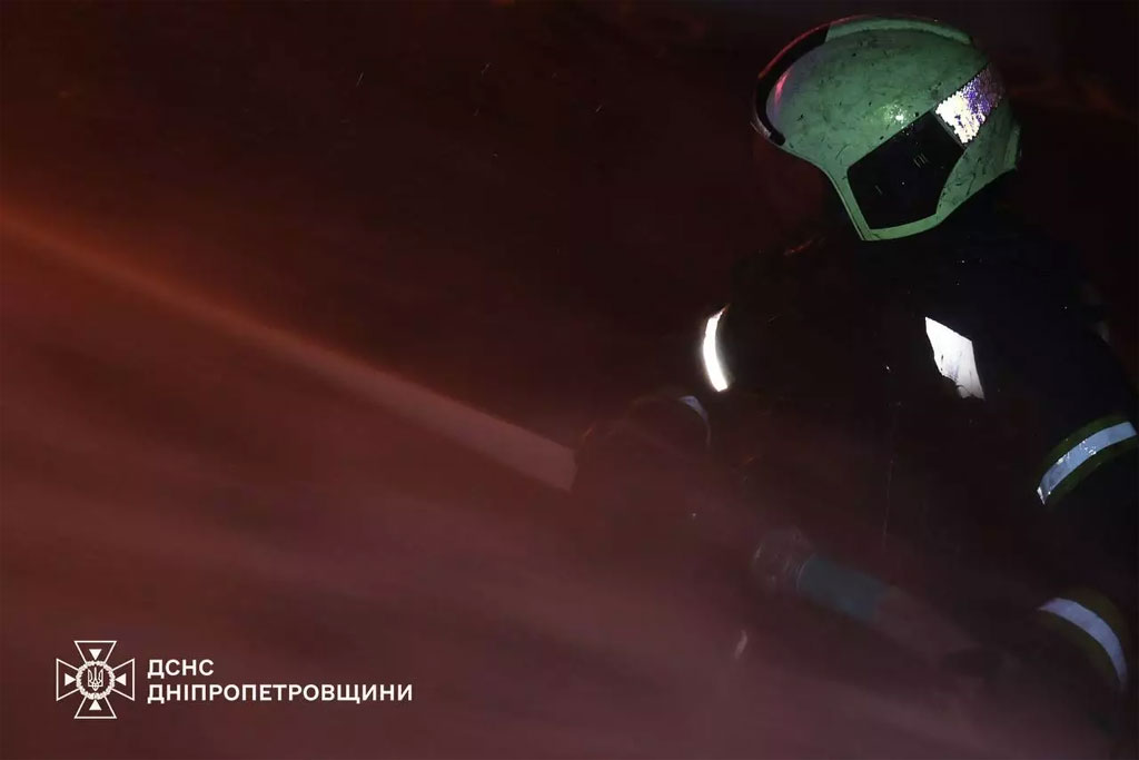 Враг продолжает наносить удары по Днепропетровщине, пострадали три пожилых женщины: полицейские работают на местах военных преступлений Враг продолжает наносить удары по Днепропетровщине, пострадали три пожилых женщины: полицейские работают на местах военных преступлений