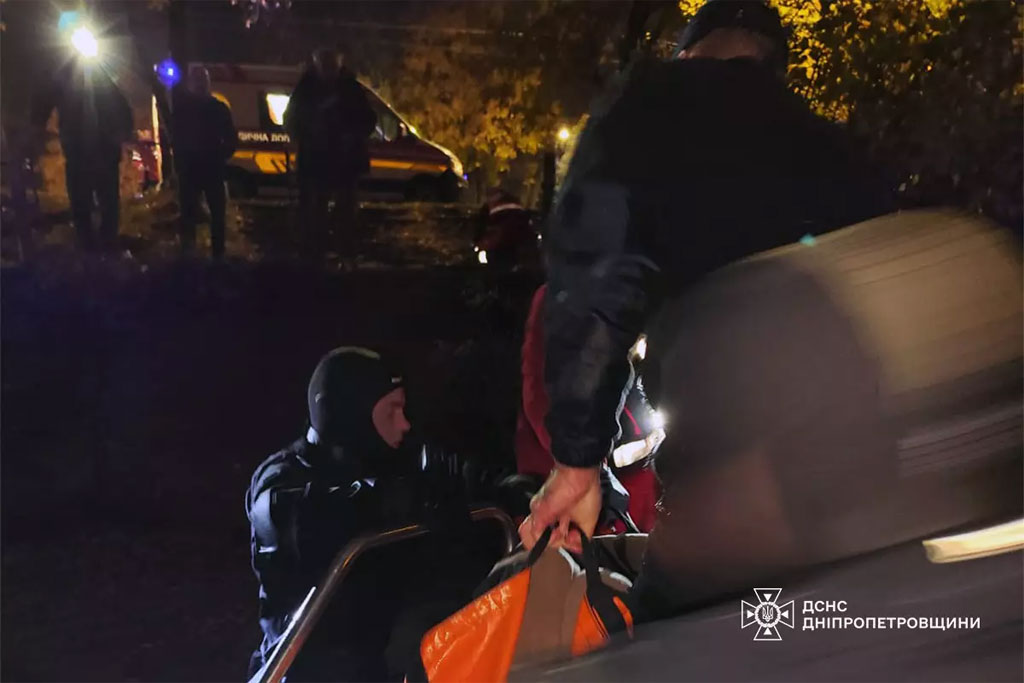 В Днепре водолазы ГСЧС спасли девушку, прыгнувшую с моста в реку В Днепре водолазы ГСЧС спасли девушку, прыгнувшую с моста в реку