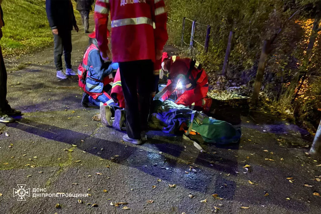В Днепре водолазы ГСЧС спасли девушку, прыгнувшую с моста в реку В Днепре водолазы ГСЧС спасли девушку, прыгнувшую с моста в реку
