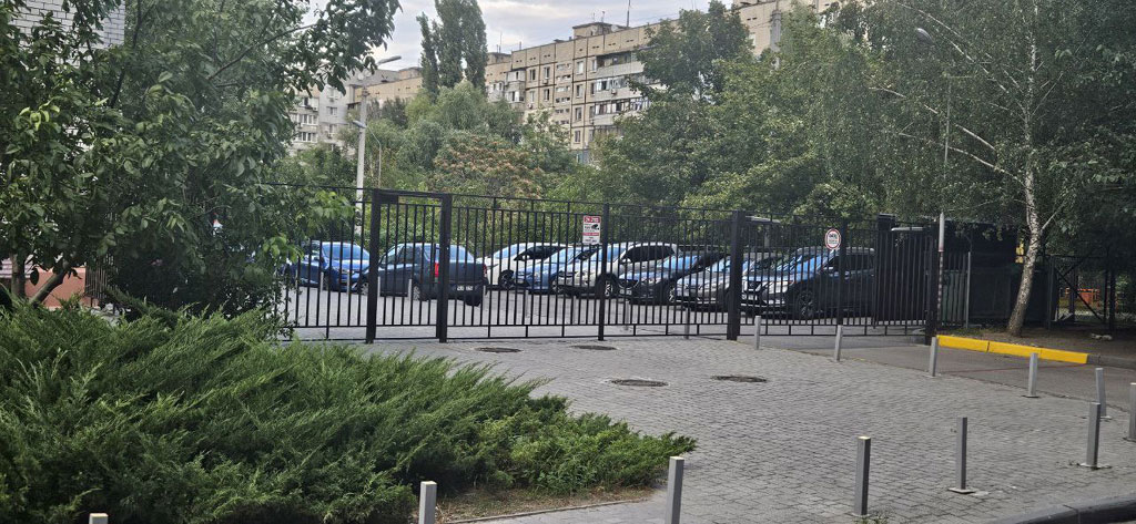 У Дніпрі на ж. м. Перемога 6 перекрили прохід до школи, в якій знаходиться укриття У Дніпрі на ж. м. Перемога 6 перекрили прохід до школи, в якій знаходиться укриття