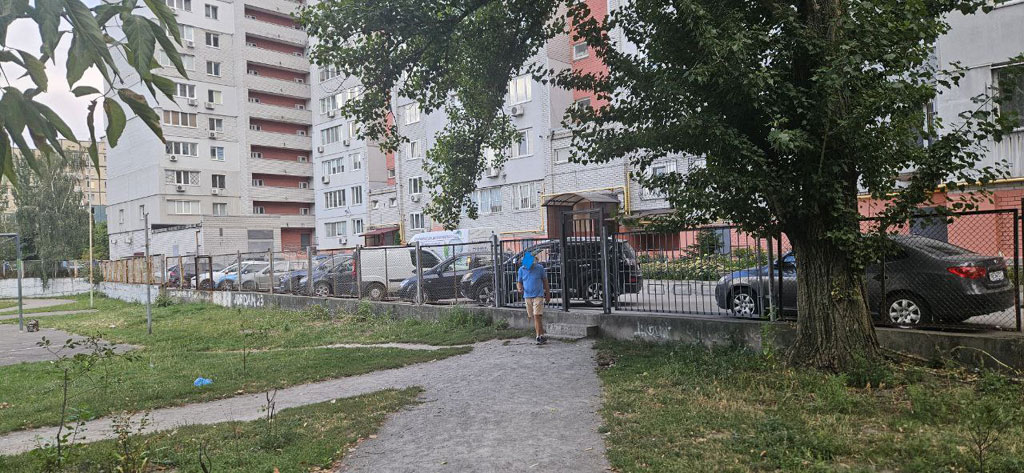 У Дніпрі на ж. м. Перемога 6 перекрили прохід до школи, в якій знаходиться укриття У Дніпрі на ж. м. Перемога 6 перекрили прохід до школи, в якій знаходиться укриття