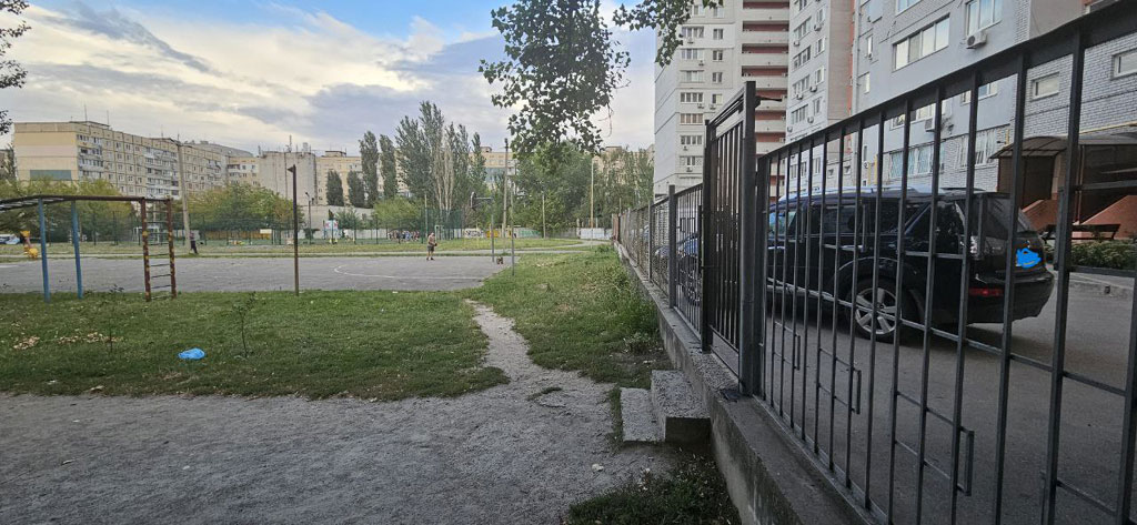 У Дніпрі на ж. м. Перемога 6 перекрили прохід до школи, в якій знаходиться укриття У Дніпрі на ж. м. Перемога 6 перекрили прохід до школи, в якій знаходиться укриття