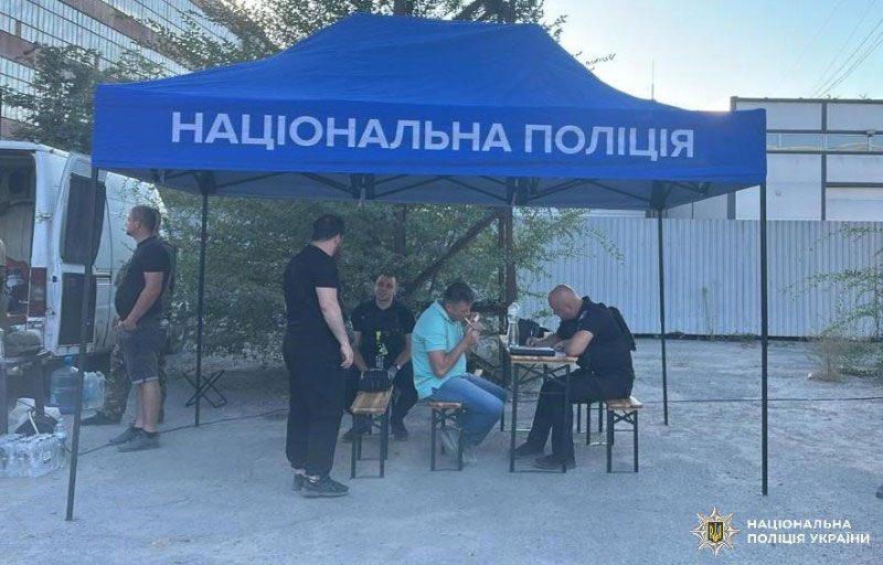 Полиция Днепра развернула мобильный пункт для помощи гражданам в связи с ликвидацией масштабного пожара Полиция Днепра развернула мобильный пункт для помощи гражданам в связи с ликвидацией масштабного пожара