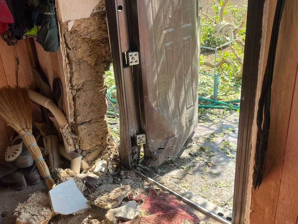 Враг бил по Днепропетровщине дронами и артиллерией, пострадали люди: полицейские фиксируют последствия военных преступлений россиян Враг бил по Днепропетровщине дронами и артиллерией, пострадали люди: полицейские фиксируют последствия военных преступлений россиян