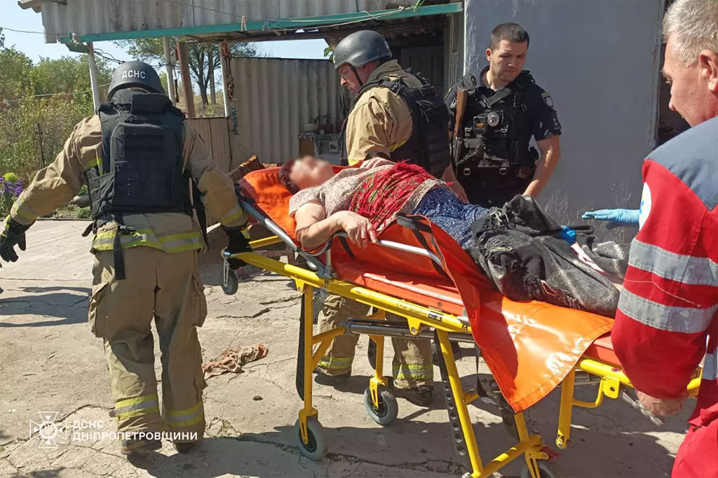 Враг бил по Днепропетровщине дронами и артиллерией, пострадали люди: полицейские фиксируют последствия военных преступлений россиян Враг бил по Днепропетровщине дронами и артиллерией, пострадали люди: полицейские фиксируют последствия военных преступлений россиян