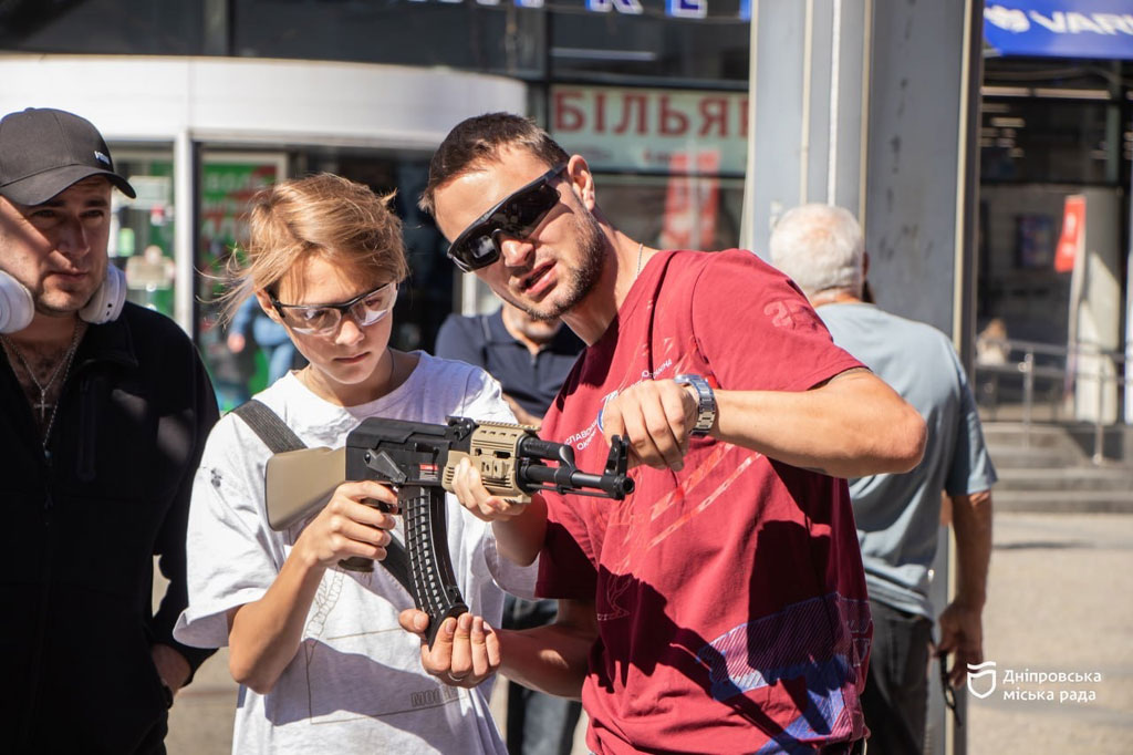 В Днепре ко Дню города открыли интерактивную локацию 7-го корпуса Десантно-штурмовых войск Украины В Днепре ко Дню города открыли интерактивную локацию 7-го корпуса Десантно-штурмовых войск Украины