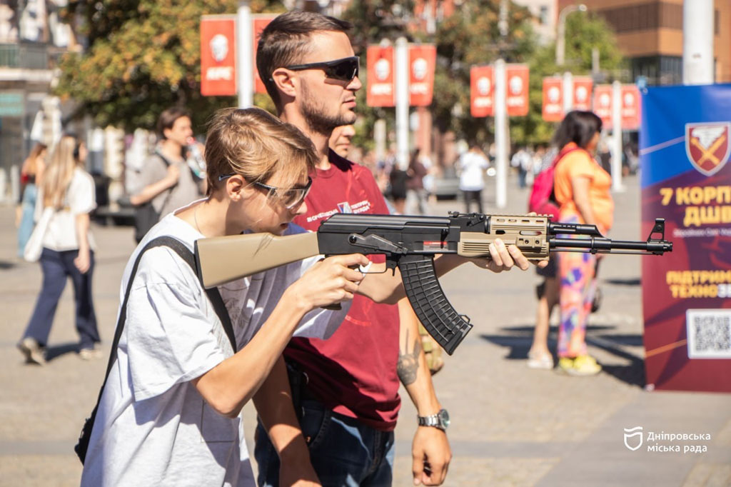 В Днепре ко Дню города открыли интерактивную локацию 7-го корпуса Десантно-штурмовых войск Украины В Днепре ко Дню города открыли интерактивную локацию 7-го корпуса Десантно-штурмовых войск Украины