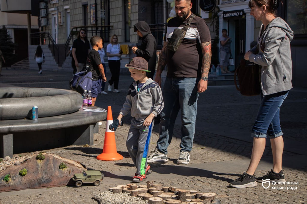 В Днепре ко Дню города открыли интерактивную локацию 7-го корпуса Десантно-штурмовых войск Украины В Днепре ко Дню города открыли интерактивную локацию 7-го корпуса Десантно-штурмовых войск Украины
