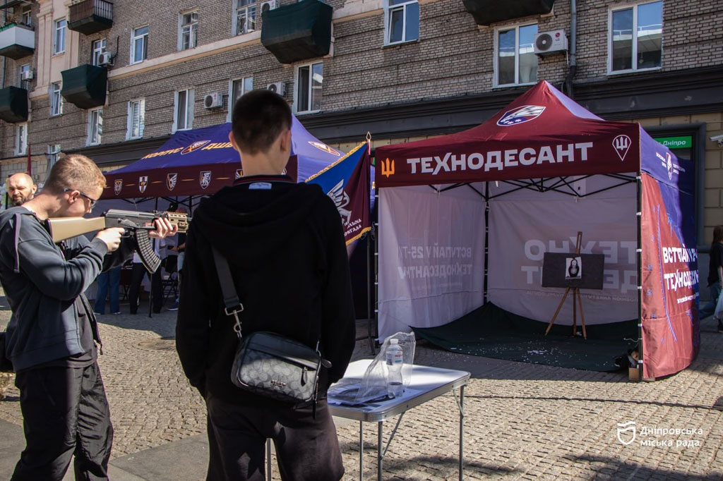 В Днепре ко Дню города открыли интерактивную локацию 7-го корпуса Десантно-штурмовых войск Украины В Днепре ко Дню города открыли интерактивную локацию 7-го корпуса Десантно-штурмовых войск Украины