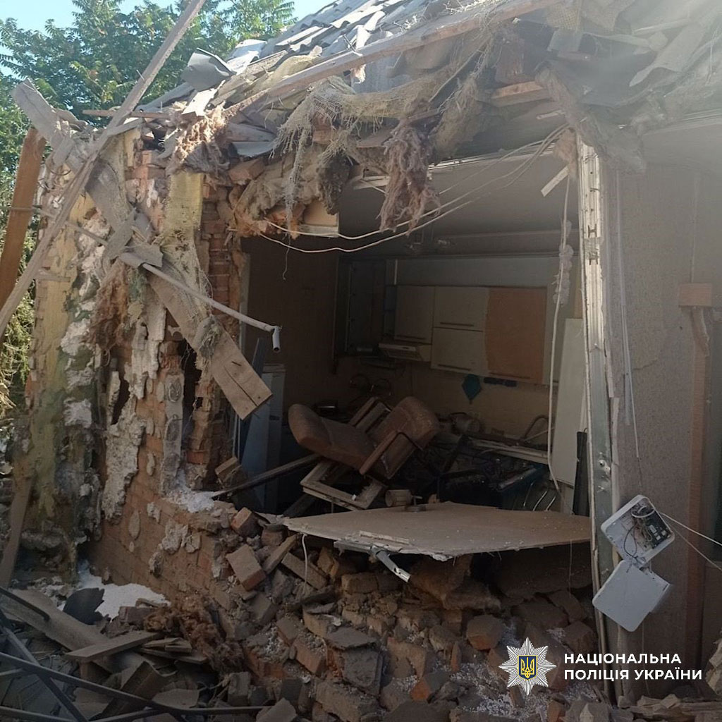 Враг продолжил атаки на прифронтовые общины Днепропетровщины, пять человек получили травмы: на местах вражеских ударов работают следователи Враг продолжил атаки на прифронтовые общины Днепропетровщины, пять человек получили травмы: на местах вражеских ударов работают следователи