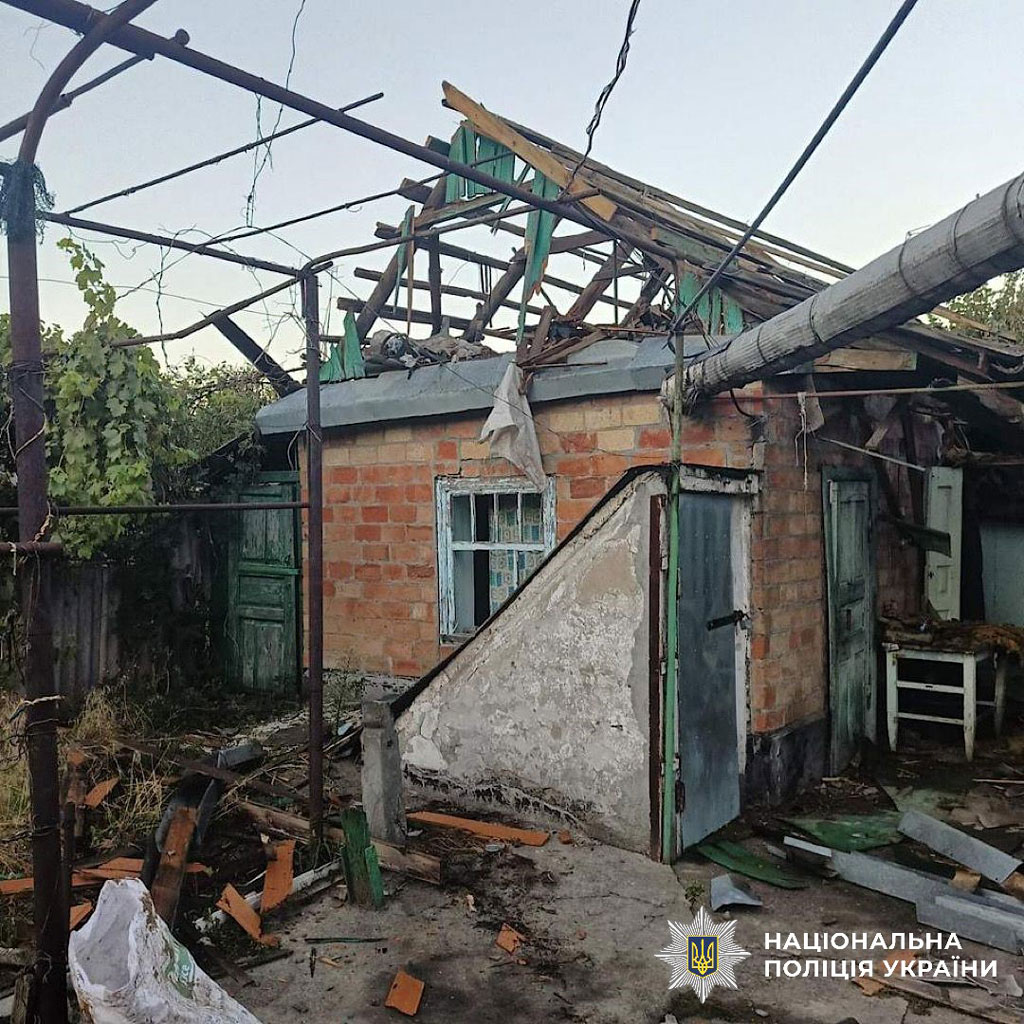 За сутки четыре района Днепропетровщины были под обстрелами вражеской армии: полицейские задокументировали последствия военных преступлений россиян За сутки четыре района Днепропетровщины были под обстрелами вражеской армии: полицейские задокументировали последствия военных преступлений россиян
