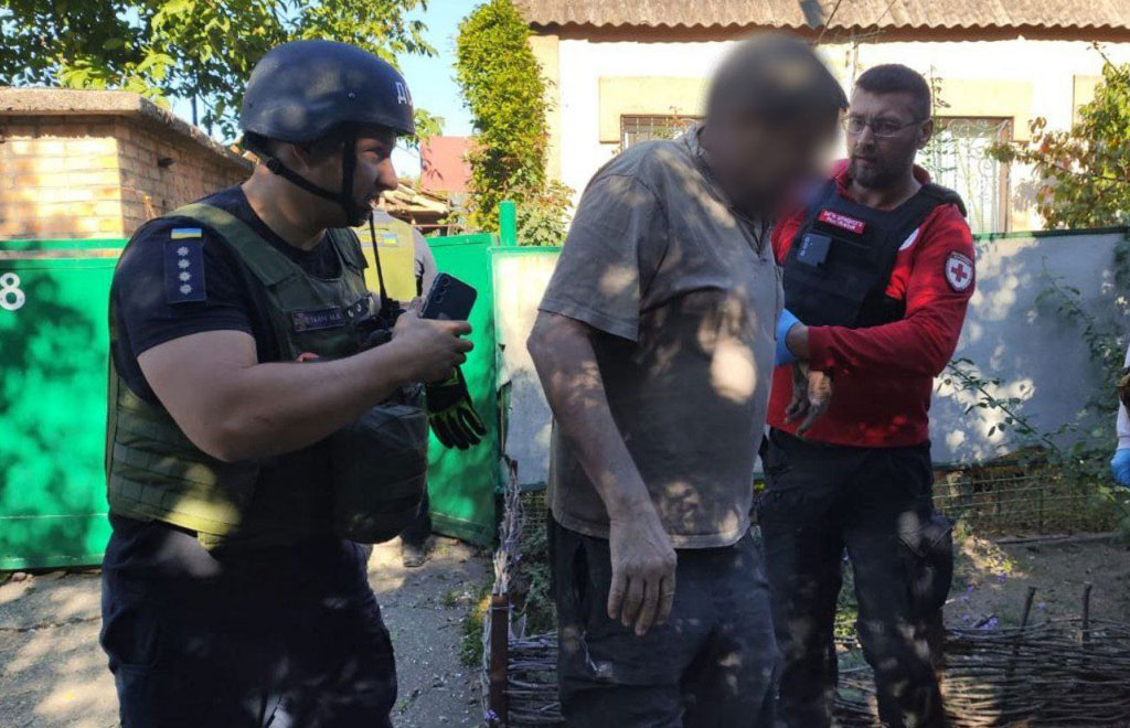 За сутки четыре района Днепропетровщины были под обстрелами вражеской армии: полицейские задокументировали последствия военных преступлений россиян За сутки четыре района Днепропетровщины были под обстрелами вражеской армии: полицейские задокументировали последствия военных преступлений россиян