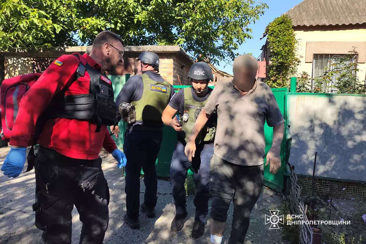 За сутки четыре района Днепропетровщины были под обстрелами вражеской армии: полицейские задокументировали последствия военных преступлений россиян За сутки четыре района Днепропетровщины были под обстрелами вражеской армии: полицейские задокументировали последствия военных преступлений россиян