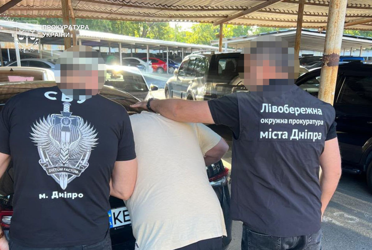В Днепре разоблачили схему незаконного выезда за границу: подозреваемый обещал оформить фиктивные медицинские документы за 12 тысяч долларов В Днепре разоблачили схему незаконного выезда за границу: подозреваемый обещал оформить фиктивные медицинские документы за 12 тысяч долларов
