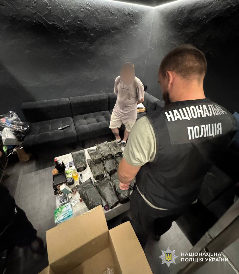 В Днепре ликвидировали канал сбыта кратома через кафе и бары: изъято наркотиков на 1,5 млн гривен В Днепре ликвидировали канал сбыта кратома через кафе и бары: изъято наркотиков на 1,5 млн гривен