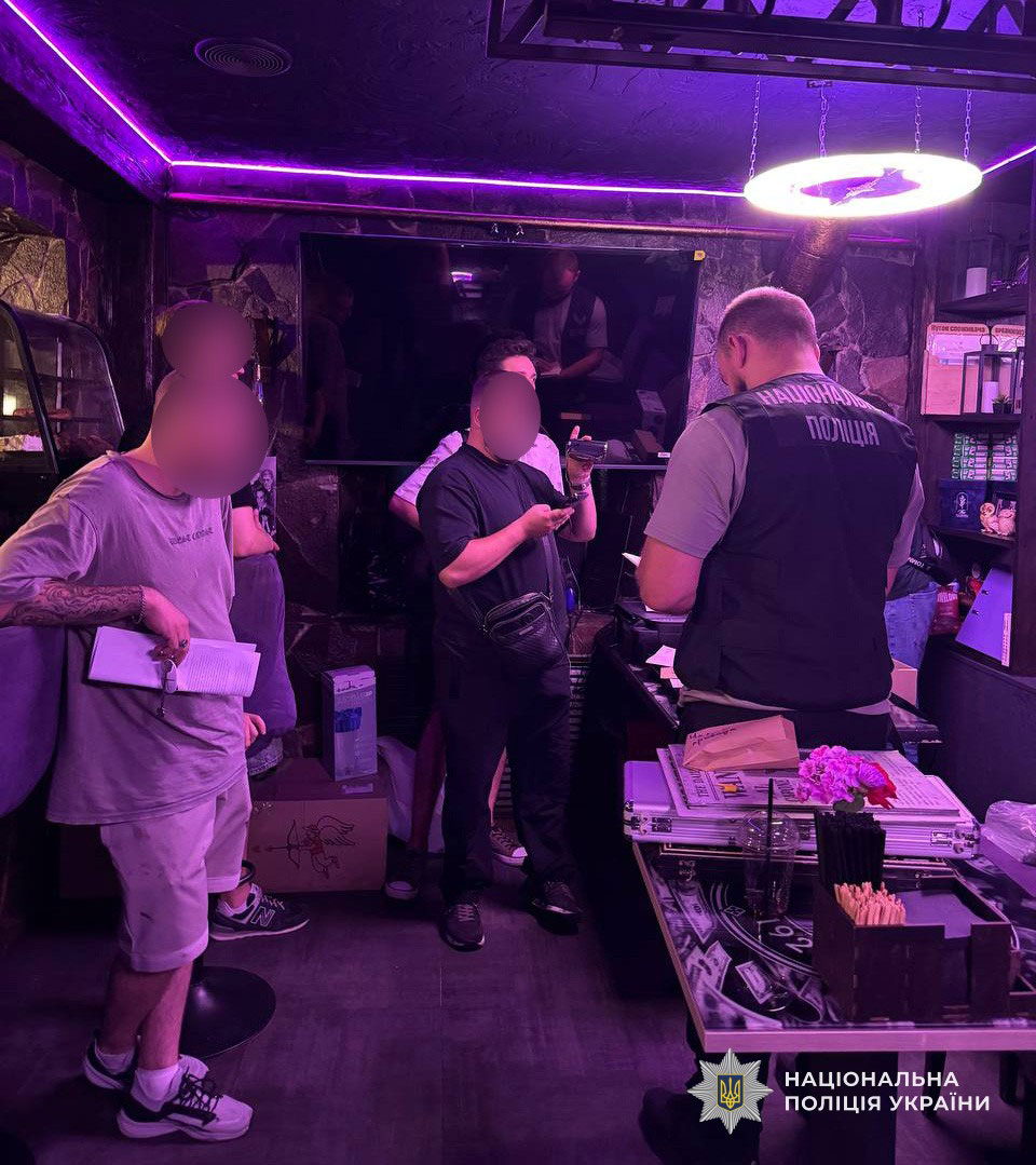 В Днепре ликвидировали канал сбыта кратома через кафе и бары: изъято наркотиков на 1,5 млн гривен В Днепре ликвидировали канал сбыта кратома через кафе и бары: изъято наркотиков на 1,5 млн гривен