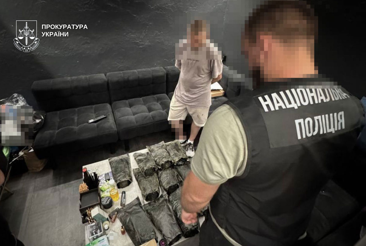 В Днепре ликвидировали канал сбыта кратома через кафе и бары: изъято наркотиков на 1,5 млн гривен В Днепре ликвидировали канал сбыта кратома через кафе и бары: изъято наркотиков на 1,5 млн гривен