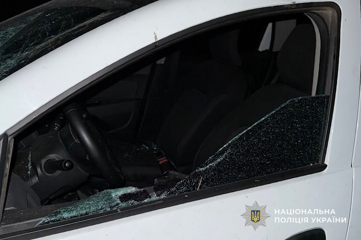 В Кривом Роге мужчина с палкой напал на полицейский автомобиль и угрожал правоохранителям: что известно о происшествии В Кривом Роге мужчина с палкой напал на полицейский автомобиль и угрожал правоохранителям: что известно о происшествии