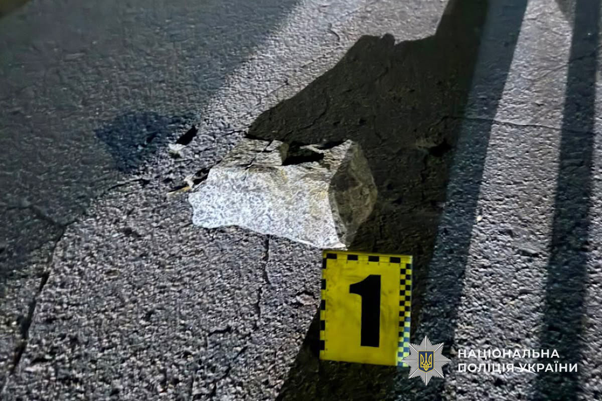 В Кривом Роге мужчина с палкой напал на полицейский автомобиль и угрожал правоохранителям: что известно о происшествии В Кривом Роге мужчина с палкой напал на полицейский автомобиль и угрожал правоохранителям: что известно о происшествии