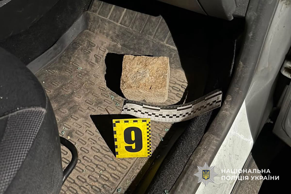 В Кривом Роге мужчина с палкой напал на полицейский автомобиль и угрожал правоохранителям: что известно о происшествии В Кривом Роге мужчина с палкой напал на полицейский автомобиль и угрожал правоохранителям: что известно о происшествии