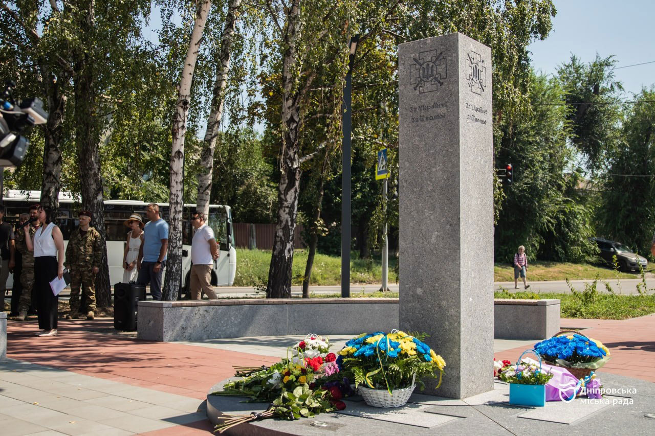В Днепре открыли первый районный мемориал в честь защитников Украины, погибших в борьбе с российской агрессией В Днепре открыли первый районный мемориал в честь защитников Украины, погибших в борьбе с российской агрессией